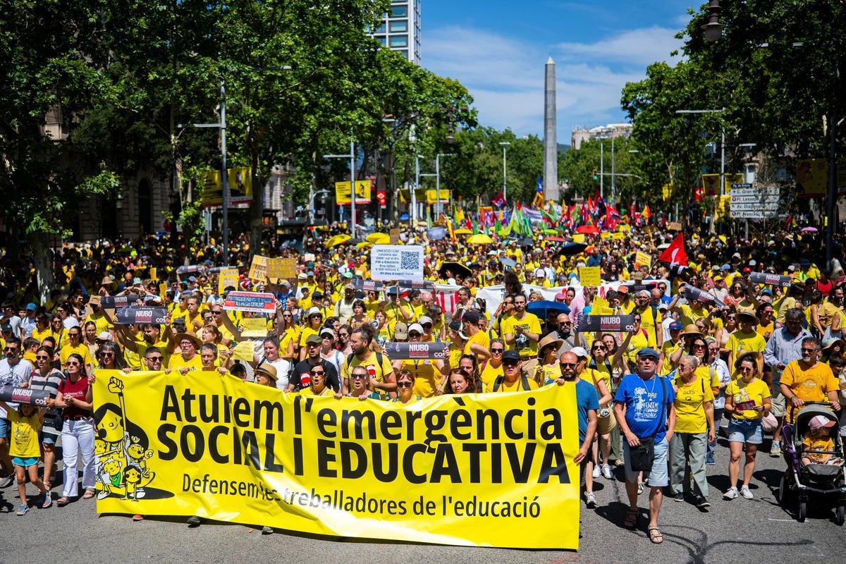 Numerosas personas durante una nueva manifestación para reclamar mejoras en la educación, a 14 de junio de 2026, en Barcelona, Catalunya (España). La protesta, convocada por los sindicatos Ustec·Stes, CGT Ensenyament e Intersindical, reclama un aumento sa