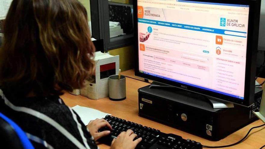 Una mujer consulta la web de la sede electrónica de la Xunta.