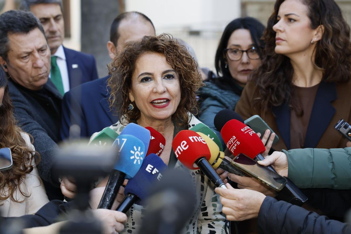 La vicepresidenta primera del Gobierno, María Jesús Montero, atiende a los medios de comunicación a su llegada al Parlamento.