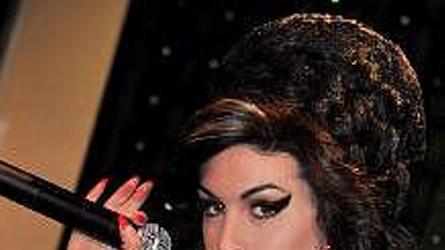 Figura de cera de la cantante británica Amy Winehouse presentada en el Madame Tussauds de Londres. Los padres de la artista, Mitch y Janis Winehouse, asistieron al evento.