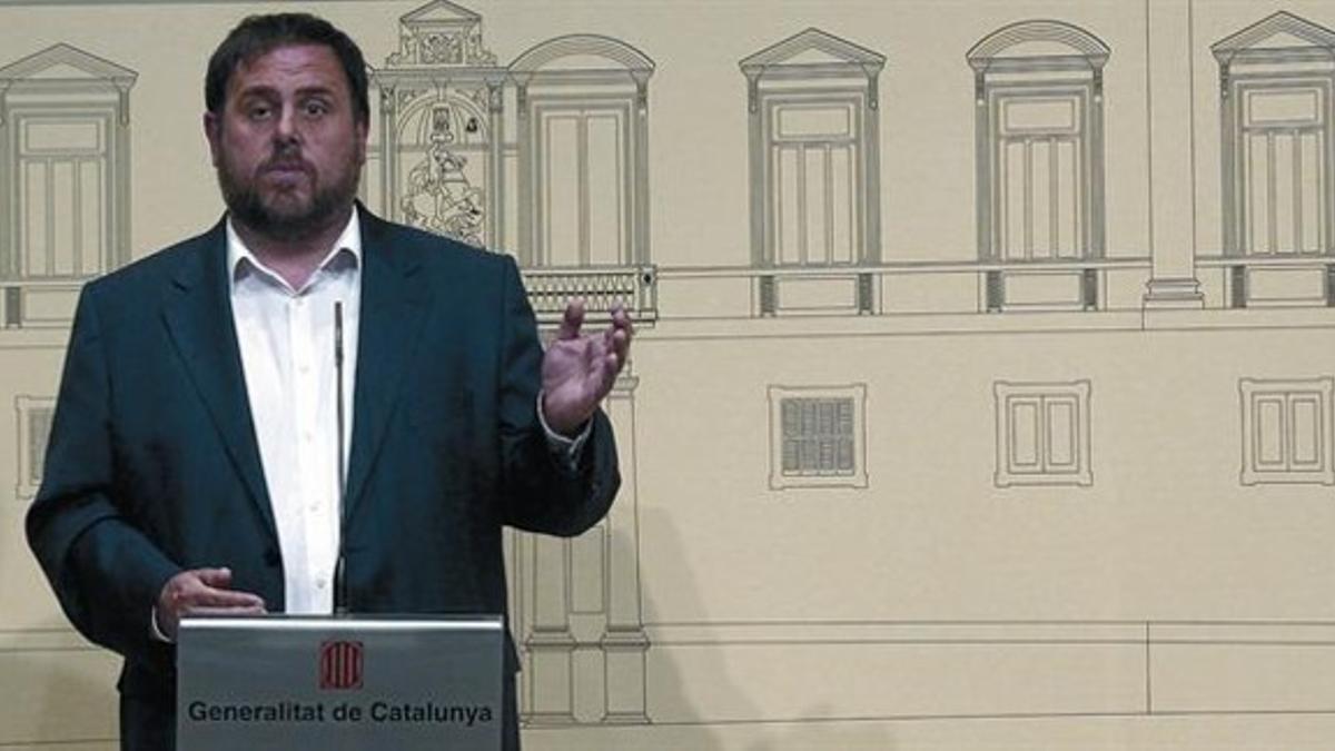 Oriol Junqueras, en una rueda de prensa en el Palau de la Generalitat. JULIO CARBÓ