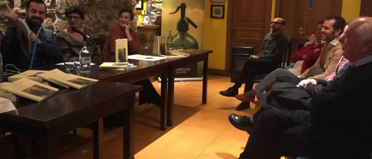 Samuel Castro, Teresa y Ángeles Caso presentando, ayer, el libro &quot;Covadonga. Otra mirada&quot; en la Sifonería de Cangas de Onís.