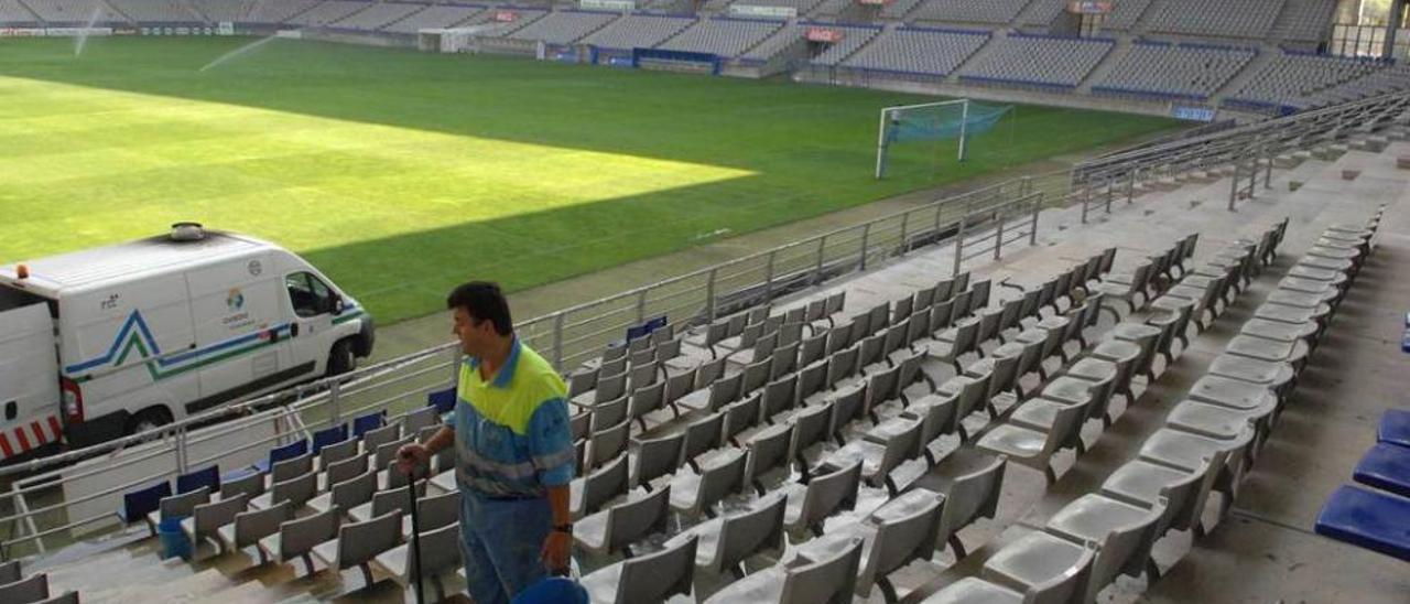 Un operario de limpieza, en una de las gradas en el Carlos Tartiere.