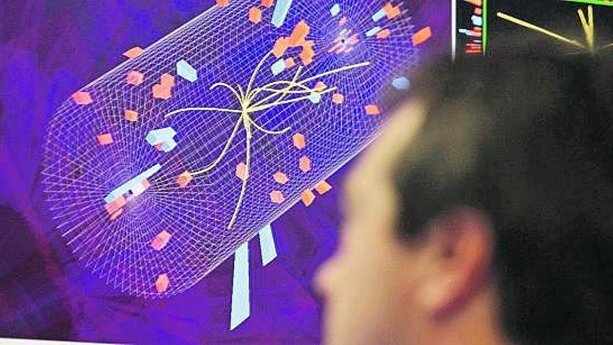 Un científico observa las primeras colisiones de haces de protones en la sede de control del CERN en Ginebra.