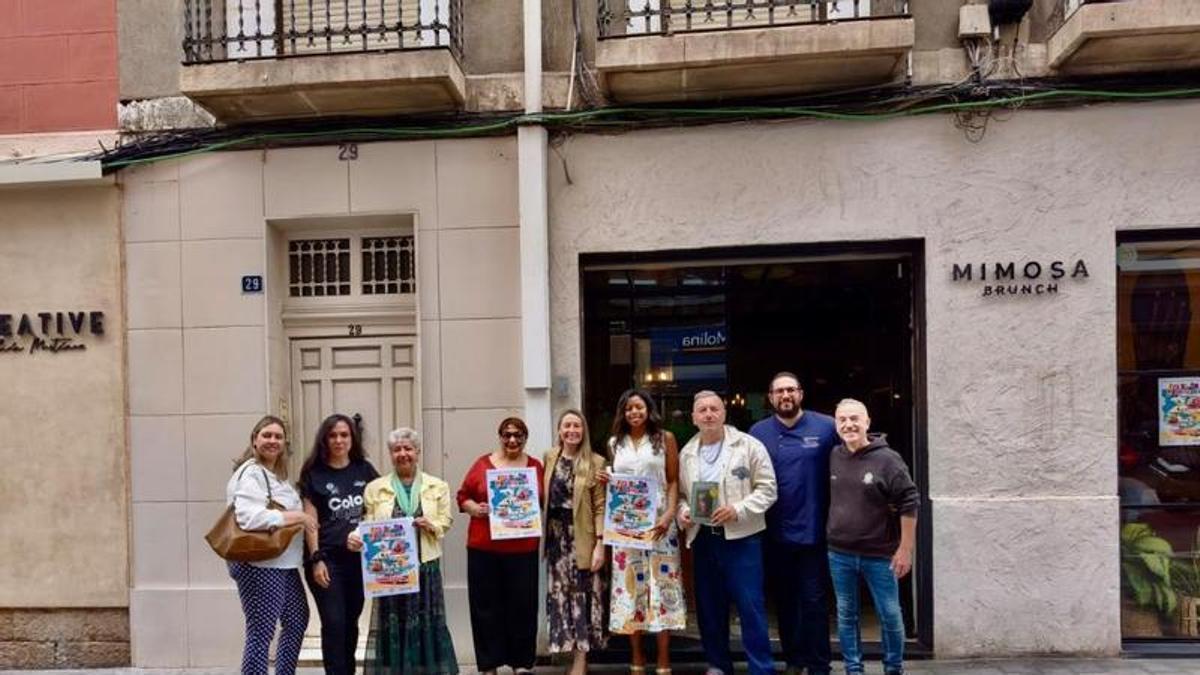 Imagen de la concejala de Comercio, Lidia López, junto a los comerciantes en la presentación de la fiesta de la Primavera Cultural de Quintana