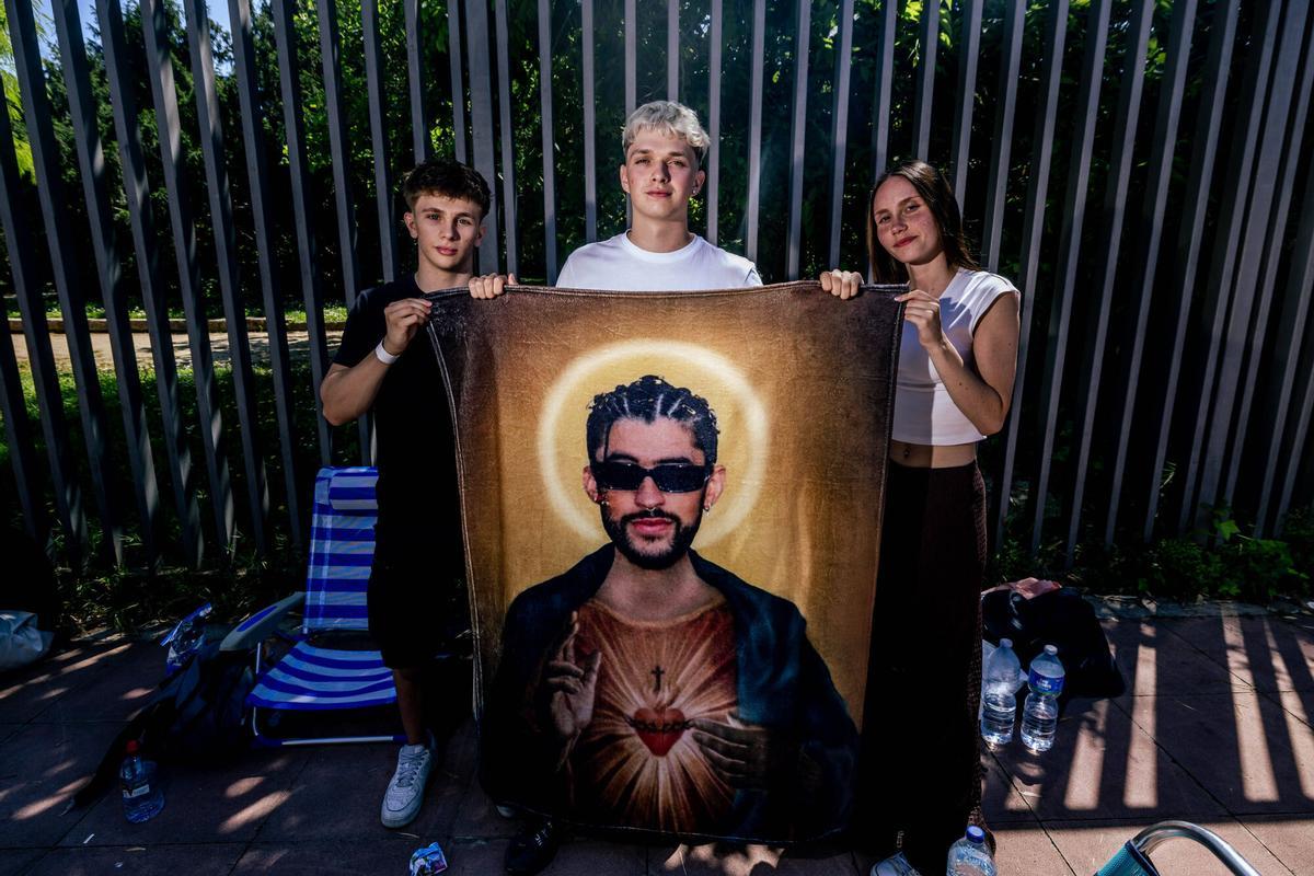 Colas para el concierto de esta noche de Bad Bunny en el Palau Sant Jordi.