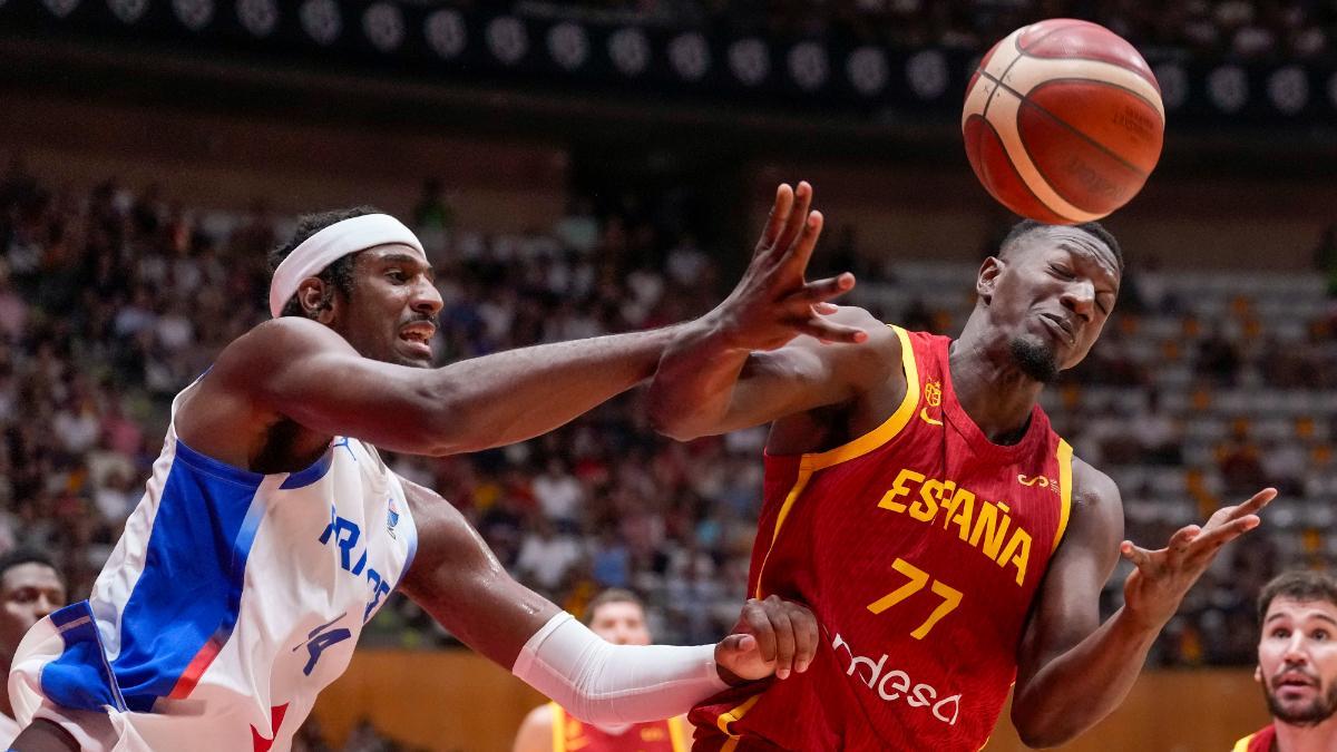 Alex Sarr y Yankuba Sima, en plena lucha