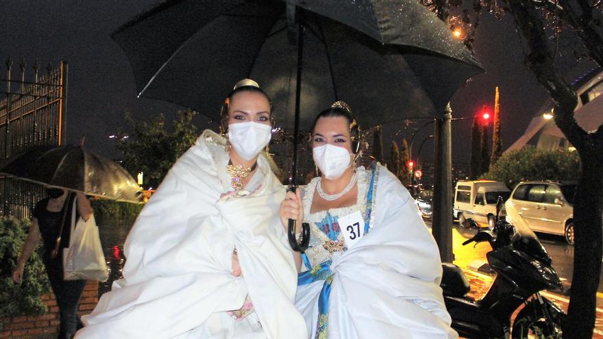 La lluvia irrumpe en la presentación de las candidatas a Falleras Mayores de València 2022