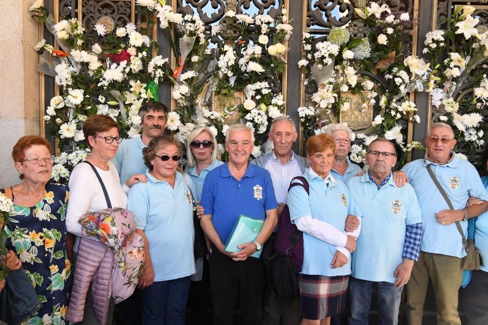 Alrededor de trescientas personas rechazan las explicaciones municipales, que atribuyen los hechos a un error de la empresa de la recogida de la basura.