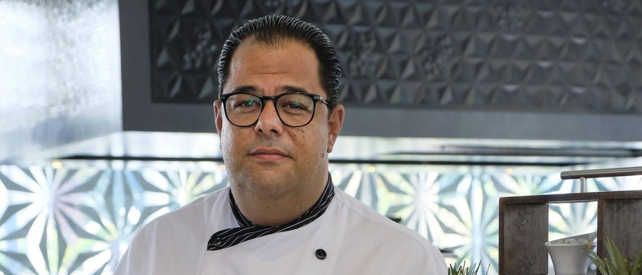 José Ramírez Quintana, jefe de cocina del Riu Palace Meloneras, en el comedor del buffet del hotel.
