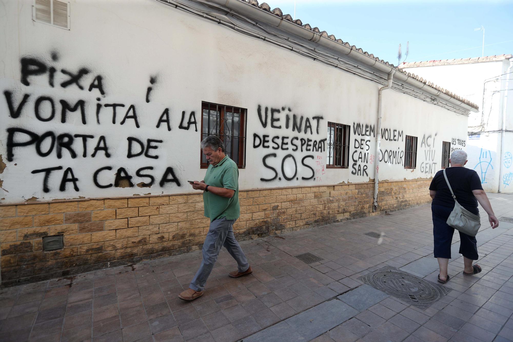 Benimaclet amanece con pintadas en contra de los botellones