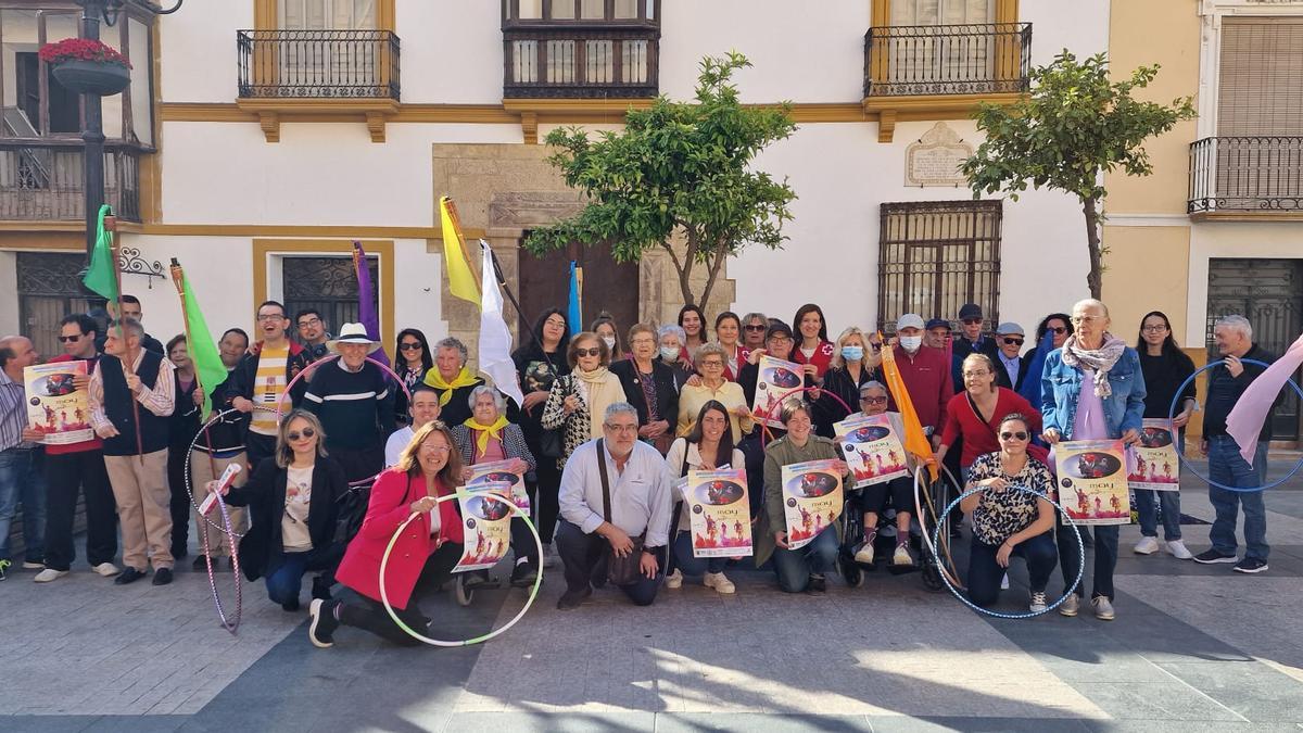 Los participantes en el Encuentro Intercentros, en la Plaza de España, durante la presentación.