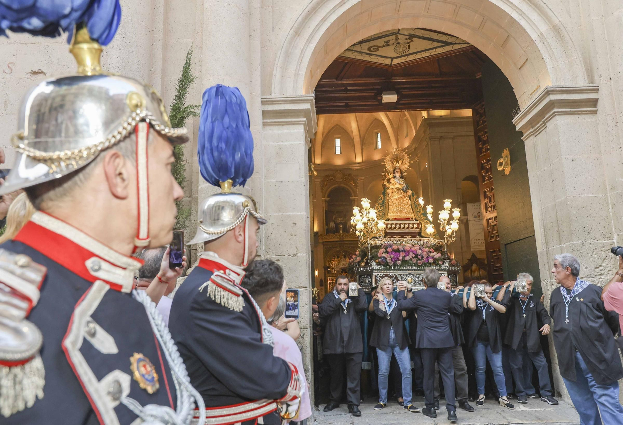 Alicante honra a la Virgen del Remedio con una solemne procesión en su 75º aniversario como Alcaldesa Perpetua