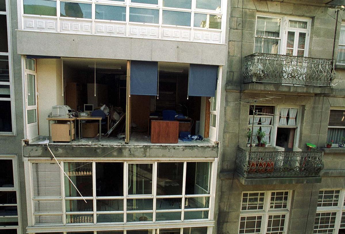 Estado en el que quedó la oficina de la ETT situada en la calle Urzáiz tras la explosión de una bomba colocada por el Grapo, en septiembre del año 2000.