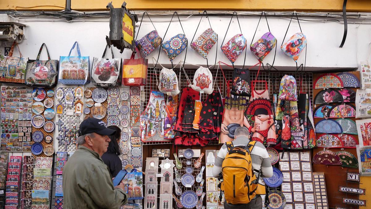 'Souvenirs' en serie frente a artesanía en Córdoba
