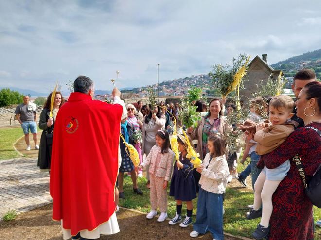 El Domingo de Ramos en O Morrazo. La bendición en el antiguo cementerio de Bueu