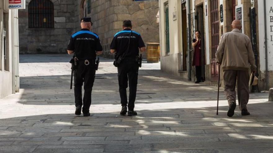 Dos policías caminan por una calle interior de la Ciudad Vieja.