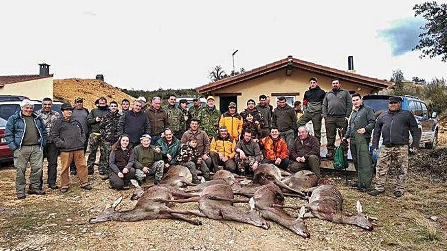 Grupo de cazadores participantes en la montería organizada en Calzada de Tera.