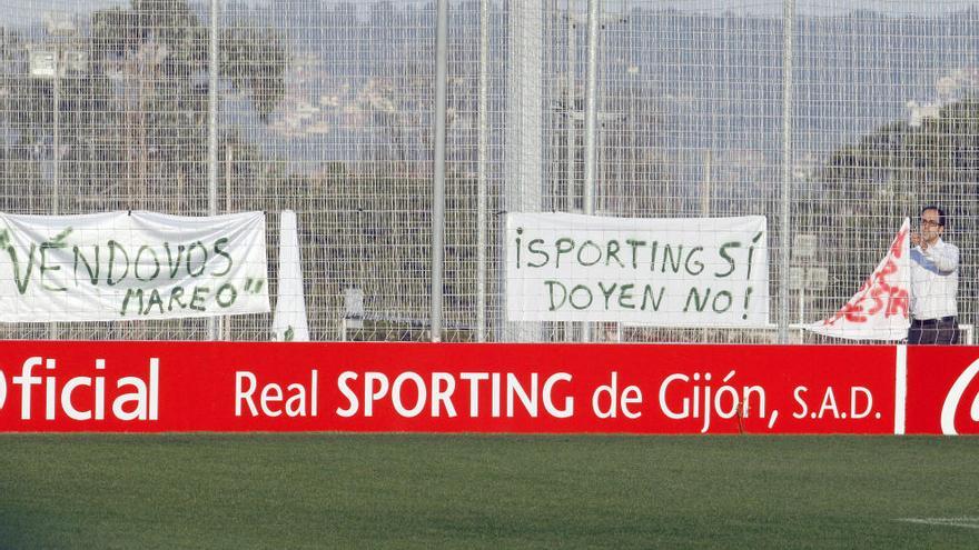 Pancartas en Mareo contra la relación del Sporting con Doyen en una imagen de archivo.