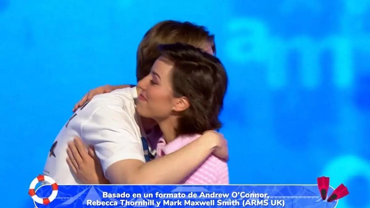 Manu y Rosa se dan un abrazo