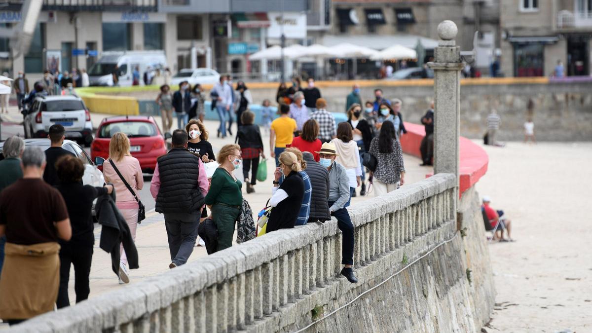 Turistas en un paseo marítimo de Arousa. / I. Abella