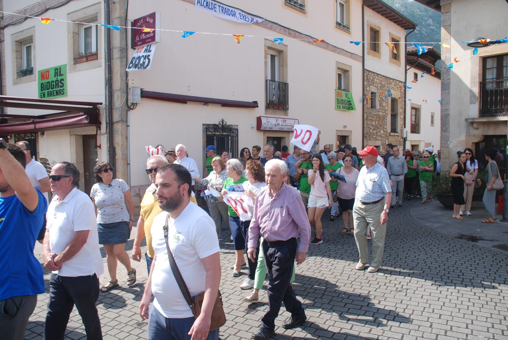 Manifestación contra la planta de biogás en Arenas de Cabrales