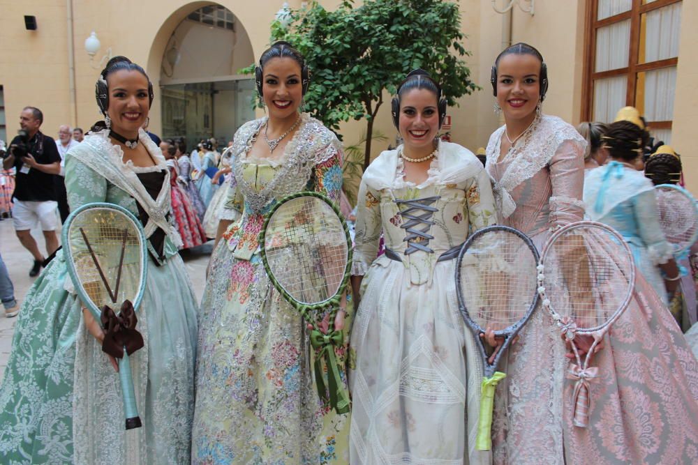 Tres generaciones de falleras en la Batalla de Flores