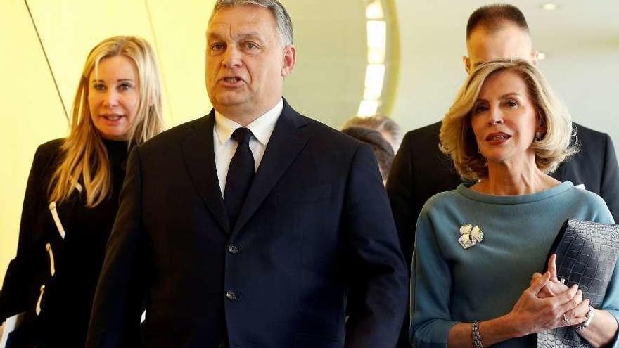 El PPE suspende al partido de Orban  |  El PPE aprobó ayer la suspensión, sin expulsarlo, de Fidesz, el partido del &quot;premier&quot; húngaro, el autoritario Viktor Orbán. La causa son las declaraciones de Orbán en las que calificó de &quot;tontos útiles&quot; a los conservadores europeos. Orbán -en la foto, ayer, cuando se dirigía a la asamblea del PPE- pidió disculpas por carta la pasada semana.