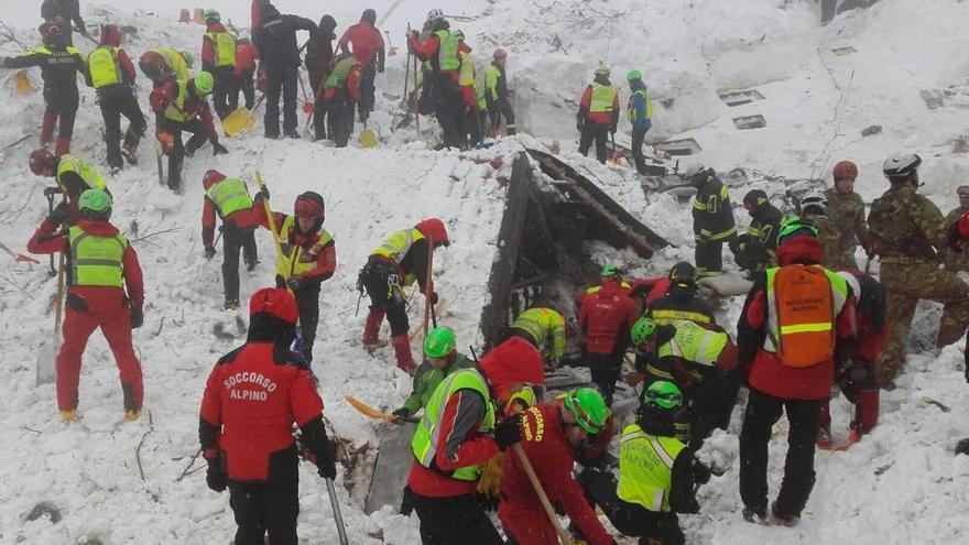 Continúan los trabajos de rescate en el hotel sepultado en Italia