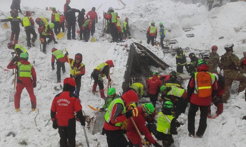 Continúan los trabajos de rescate en el hotel sepultado.