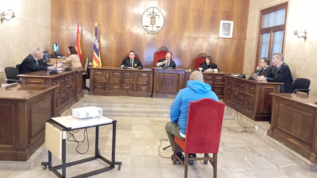 El hombre condenado, hoy durante el juicio en la Audiencia Provincial de Palma.