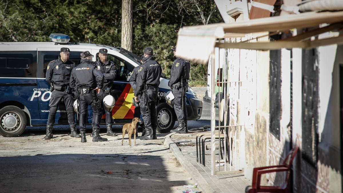 Agentes de la Policía Nacional en el barrio La Tafalera de Elda.