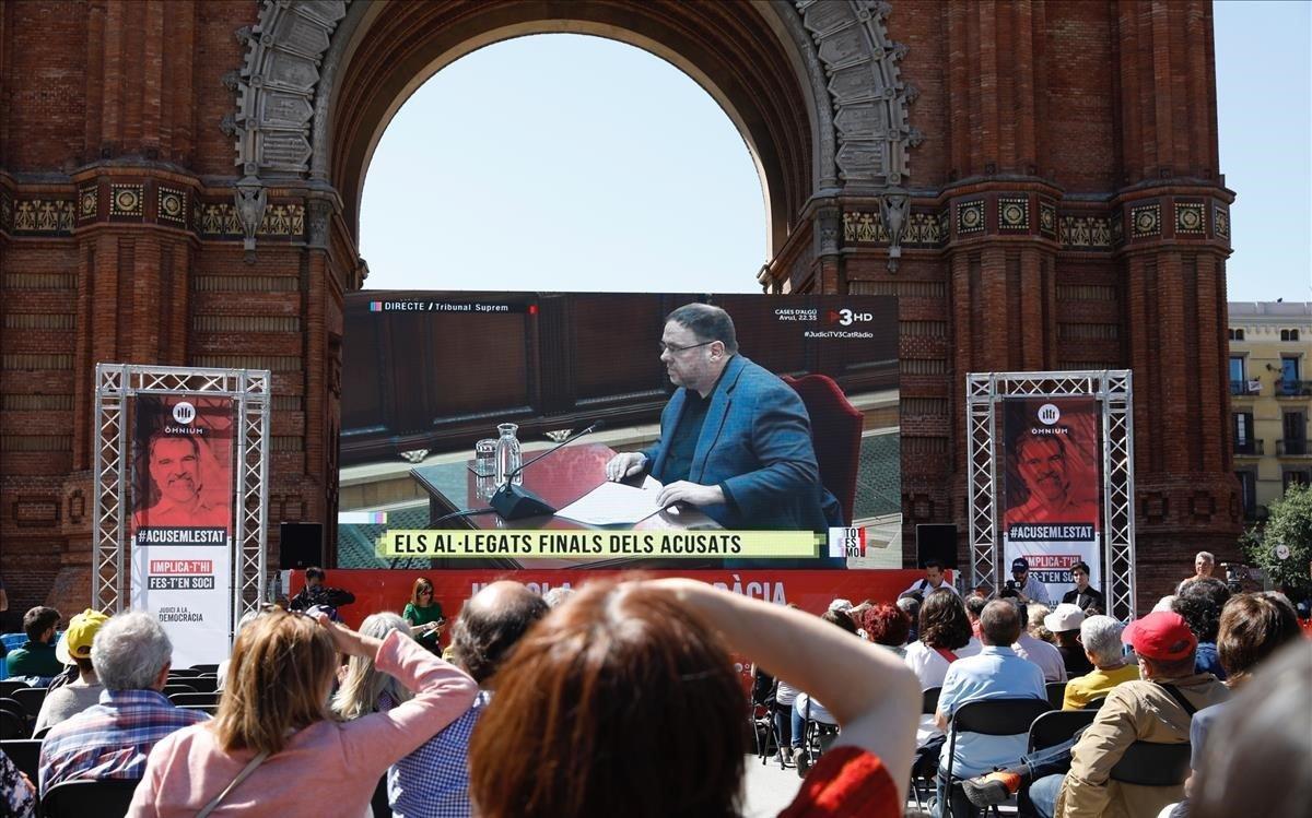 Omnium instala en Arc de Triomf una pantalla gigante para seguir la ultima sesion del juicio