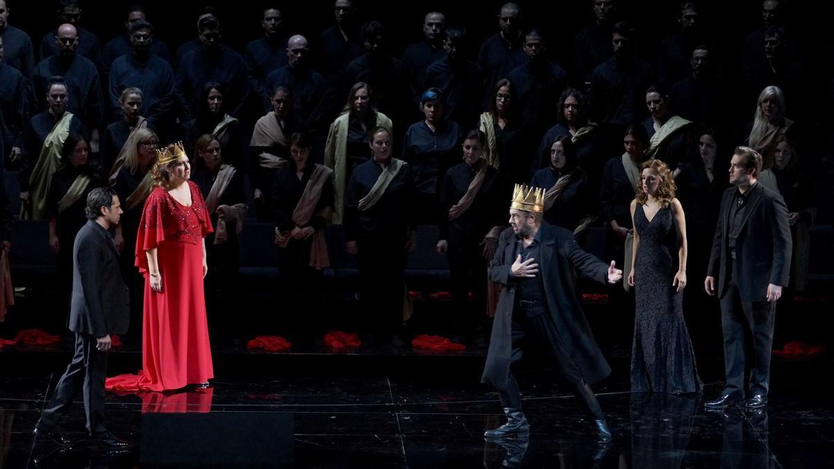 Momento de la representación de ‘Macbeth’, con varios solistas en el escenario acompañados del coro titular del Teatro Real. / Javier del Real