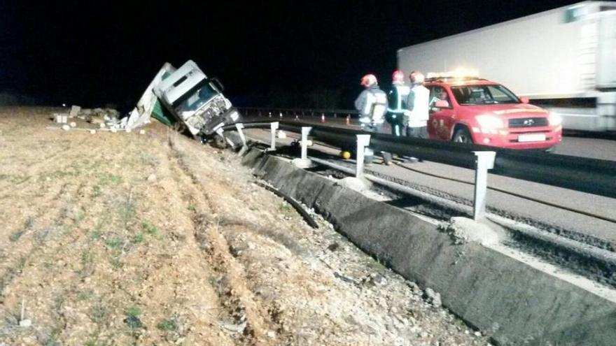 Vuelca un camión de mercancías peligrosas en la N-340