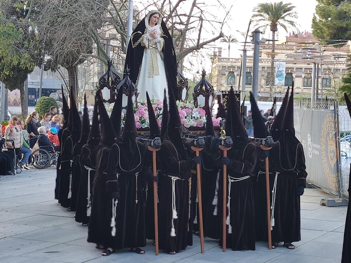 La talla de Santa María de los Ángeles a su paso por la plaza Circular.