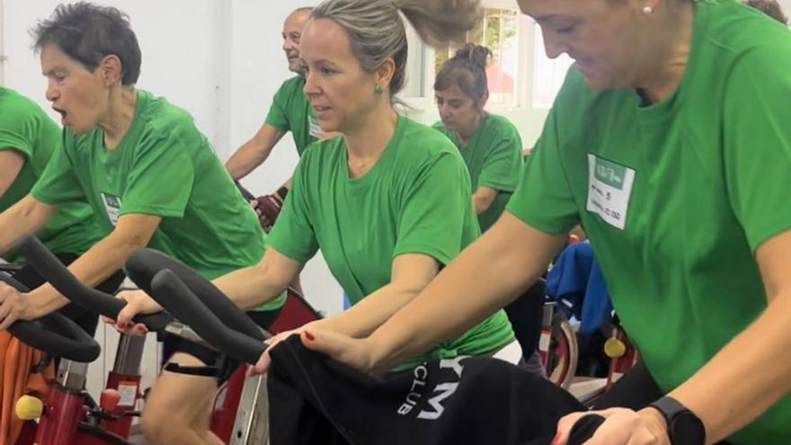 Participantes en la sesión solidaria de «spinning».