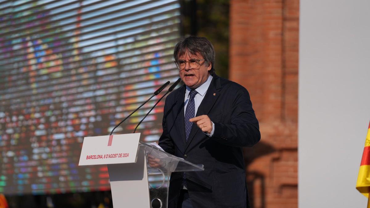 Puigdemont habla en el Arco del Triunfo este jueves.