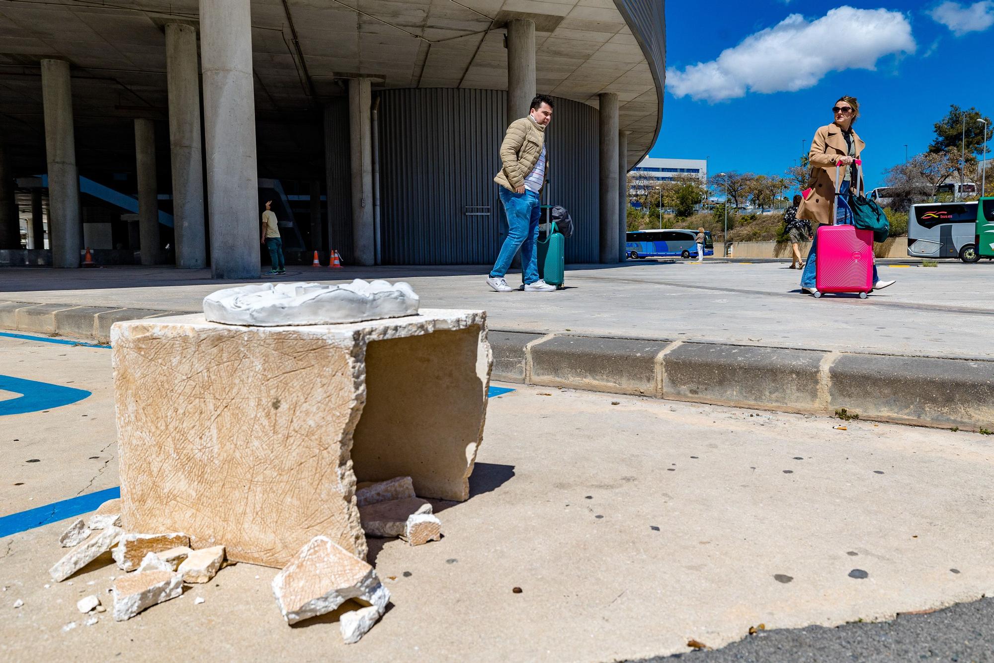 Los viajeros se encuentran una estación de autobuses en en estado de abandono al llegar a Benidorm