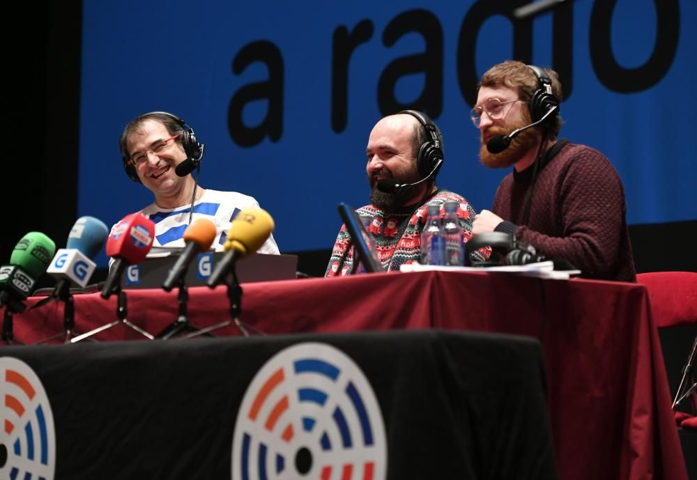 A Radio Conta celebra en el teatro Rosalía su quinta edición, en la que homenajeó a Ángel Gómez Hervada y recaudó fondos para Aspace