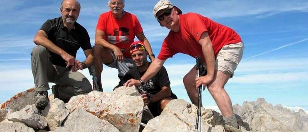 Evaristo, Chus, Nacho y Juan, en la cima de Peña Vieja.