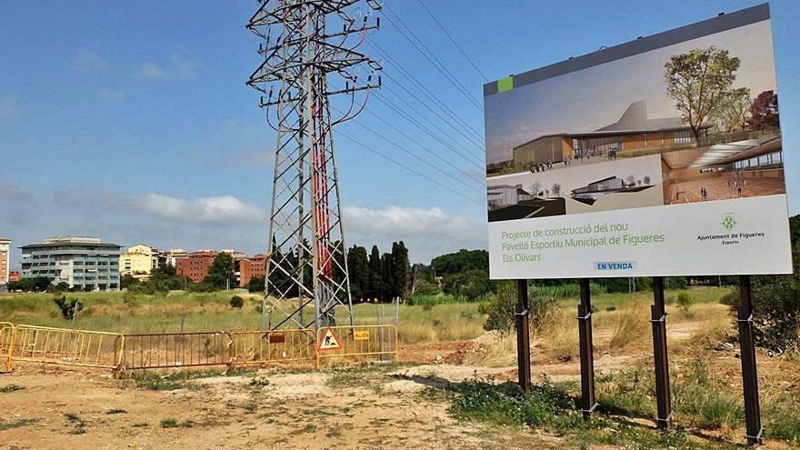 El cartell amb els terrenys darrere on s&#039;ha de construir el nou pavelló.