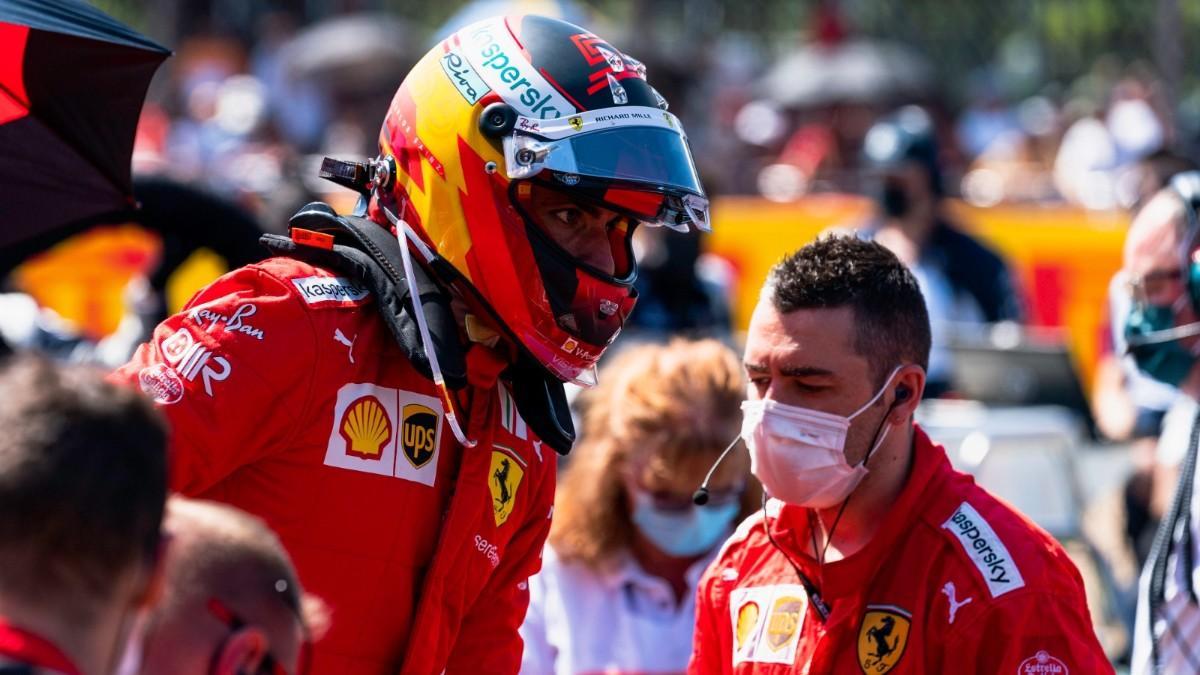 Carlos Sainz abandonando su monoplaza después del Gran Premio de Gran Bretaña