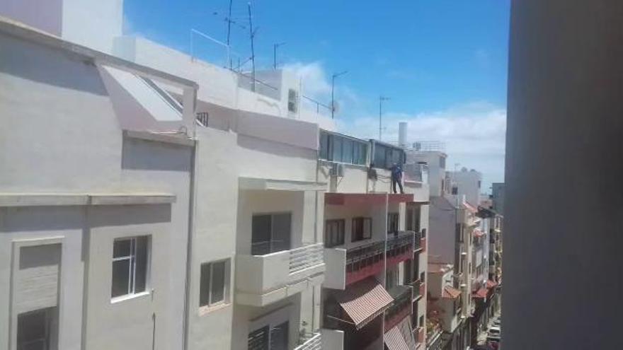 Evitan que una mujer se tire desde la azotea de un edificio en Santa Cruz de Tenerife