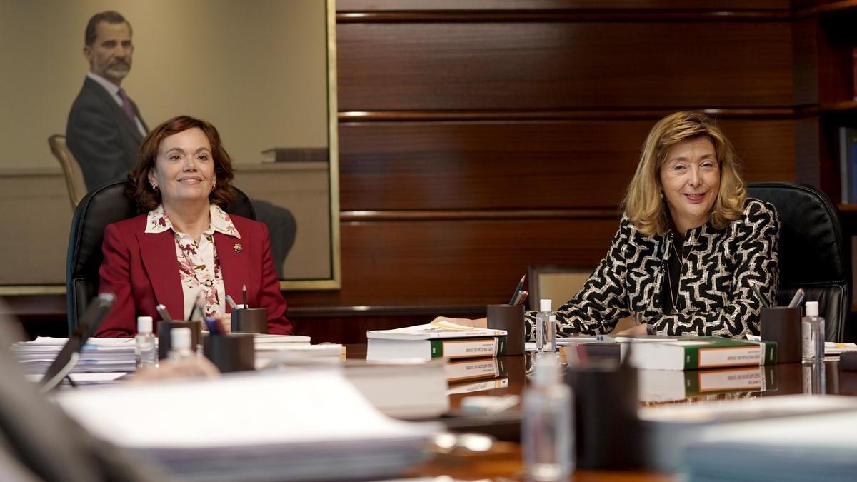 Concepción Espejel (d) e Inmaculada Montalbán durante el primer pleno del Tribunal Constitucional.