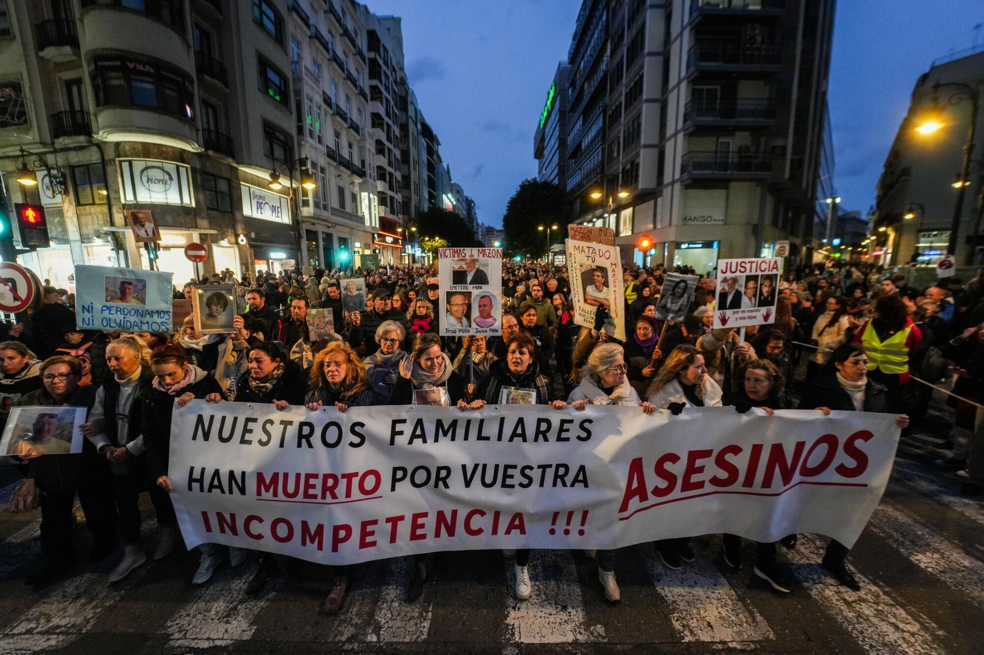Familiares de las víctimas de la DANA durante una manifestación para exigir la dimisión de Mazón, a 1 de marzo de 2025, en Valencia, Comunidad Valenciana (España). La manifestación, convocada por más de 200 entidades civiles junto a asociaciones de víctimas de la DANA y los comités locales de Emergencia y Reconstrucción bajo el lema ‘Mazón dimissió’, exige responsabilidades por la gestión de la DANA que arrasó la provincia de Valencia el pasado 29 de octubre. Es la quinta concentración que se celebra para pedir “justicia, reparación y dignidad”, después de que la primera de ellas, celebrada en noviembre, reuniera a 130.000 personas. 01 MARZO 2025;VALENCIA;MANIFESTACIÓN;DANA;MAZÓN;DIMISIÓN;COMUNIDAD VALENCIANA;EMERGENCIA Jorge Gil / Europa Press 01/03/2025. Jorge Gil;