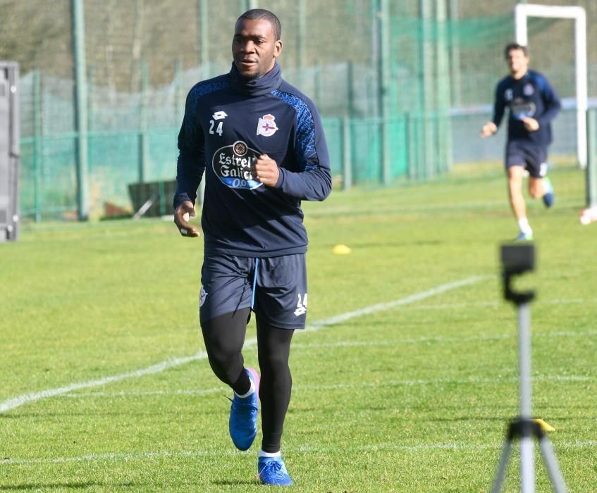 Primer entrenamiento del Deportivo con los 23 definitivos a disposición de Gaizka