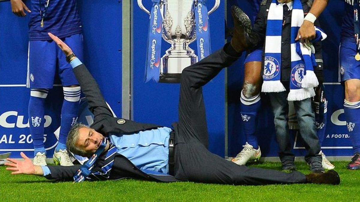 Mourinho, por los suelos en una imagen del pasado mes de marzo, cuando entrenaba al Chelsea.