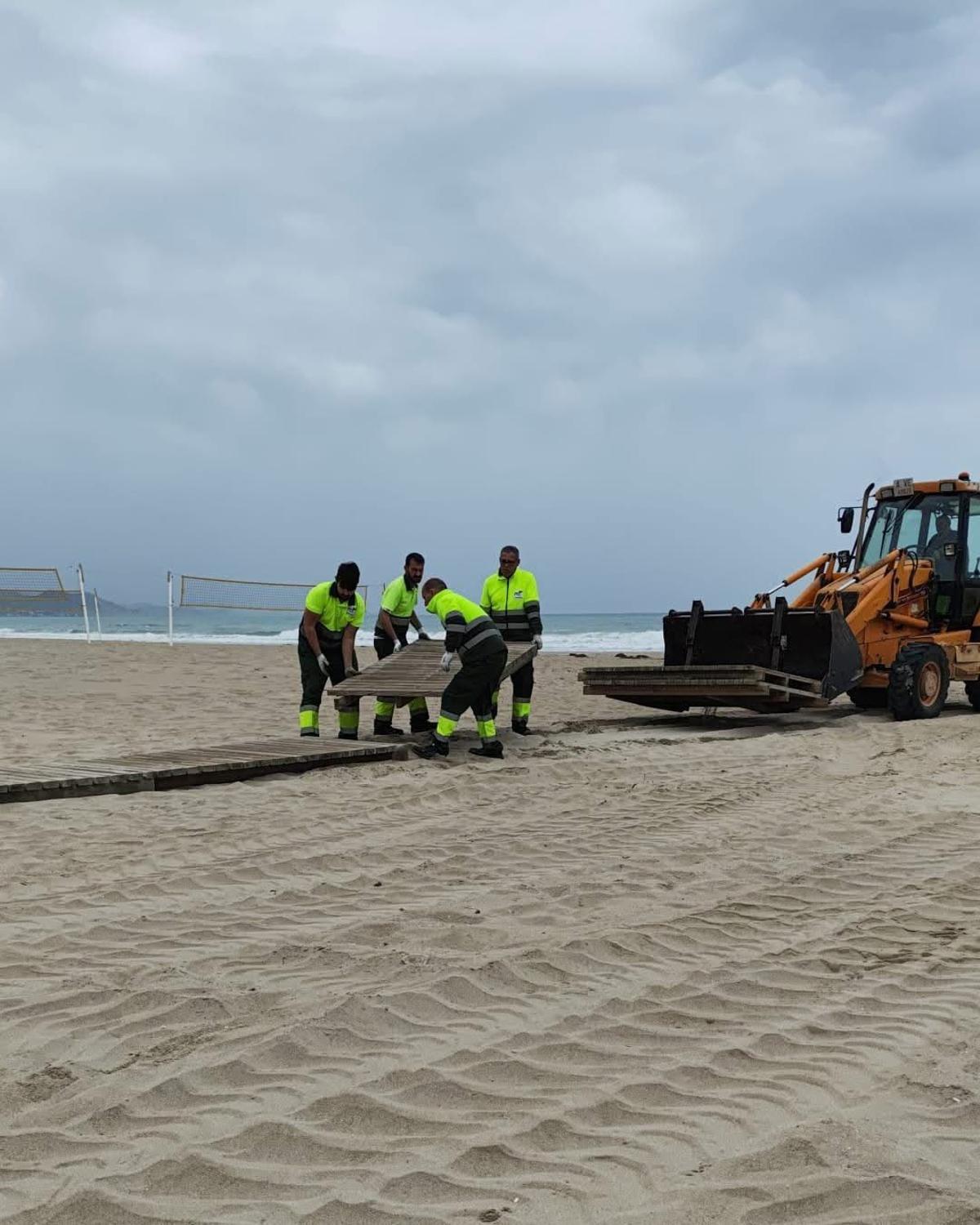 Operario colocan las pasarelas de madera