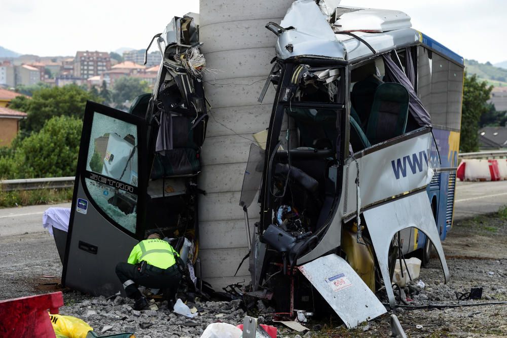 Grave accidente de una guagua en Avilés (Asturias)